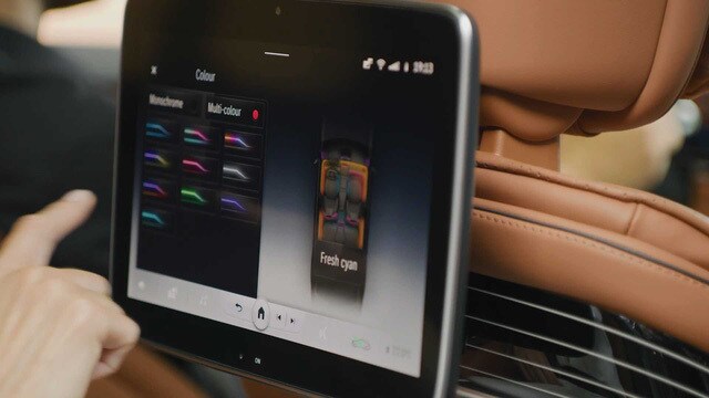 Bên cạnh bộ 5 màn hình khổng lồ, xe còn có thể thu hút ánh mắt người dùng thông qua bộ ốp gỗ viền nhôm bóng sang trọng