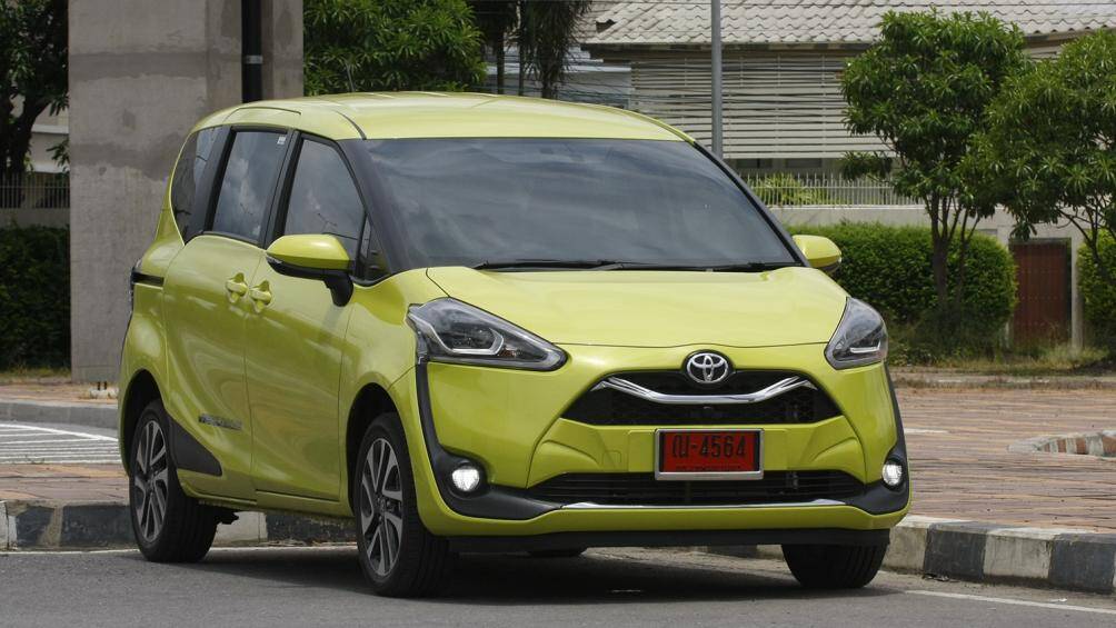 10. Toyota Sienta (doanh số: 5.344 chiếc)
