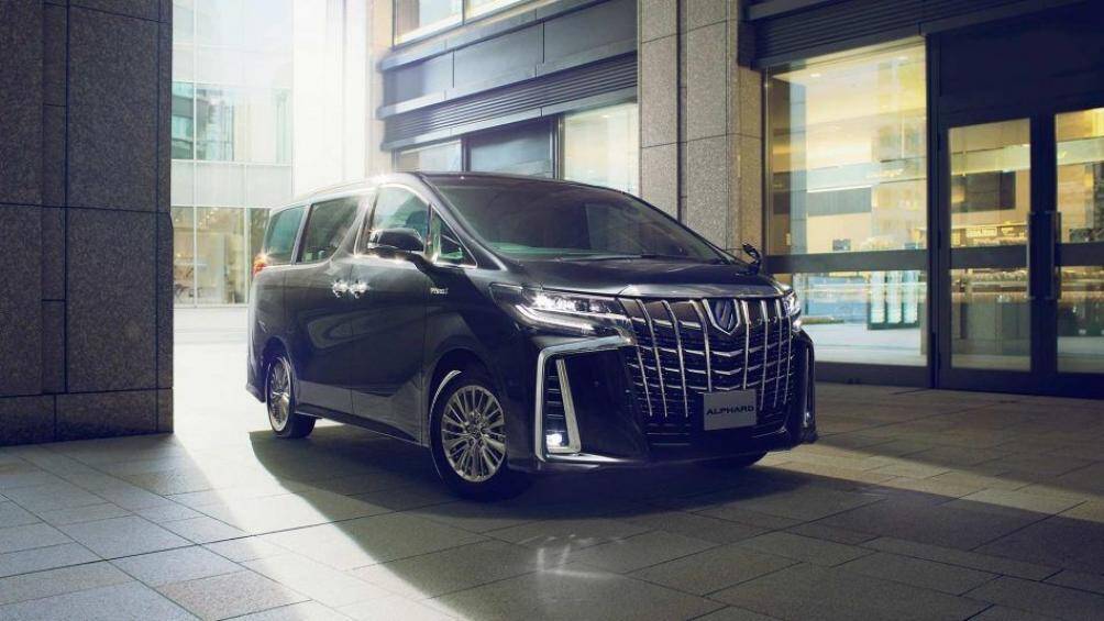 6. Toyota Alphard (doanh số: 8.448 chiếc)