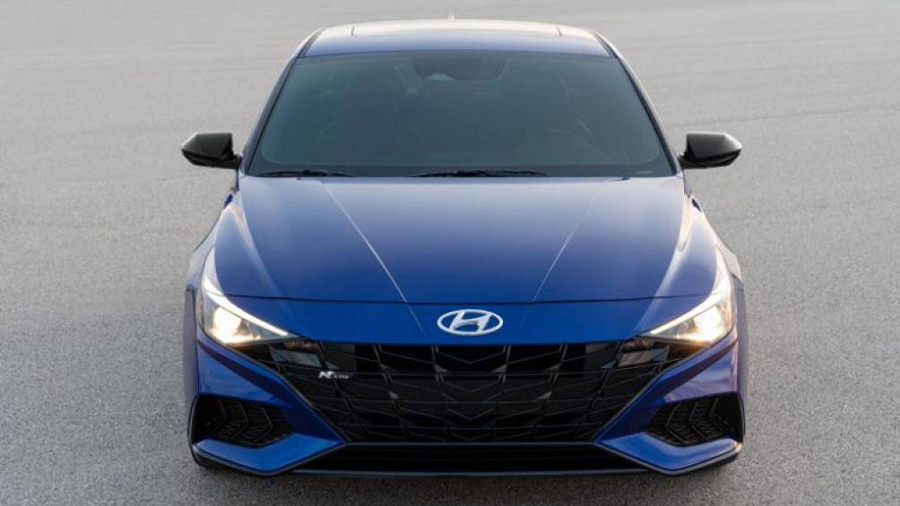 Lưới tản nhiệt trước với các chi tiết đan lưới sơn đen, kết hợp cùng cụm đèn pha và hốc gió sắc sảo