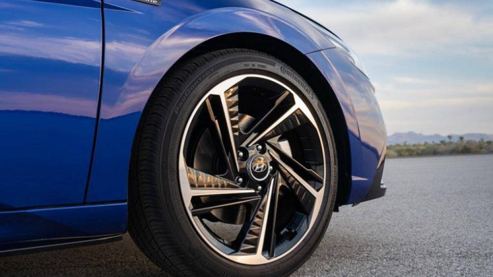 Xe sở hữu bộ mâm được làm bằng nhôm, kích thước 18 inch, đĩa phanh lớn hơn và hệ thống treo đa liên kết ở trục bánh sau