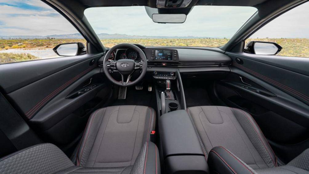 Khoang lái của xe có thiết kế giống với Elantra tiêu chuẩn nhưng được N Line nâng cấp với chế độ lái thông qua lẫy số