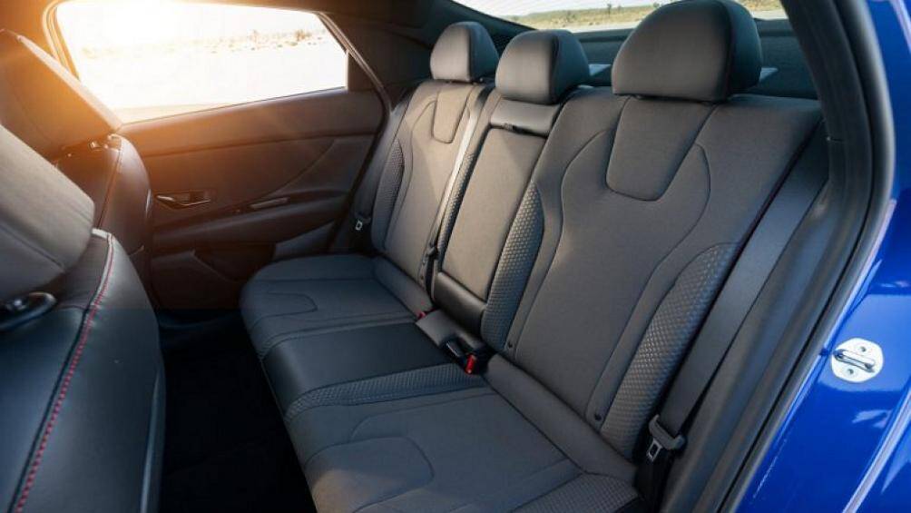 Ghế ngồi thể thao của xe do N Line cung cấp, được bọc da màu tương phản ở một số chi tiết, giống với vô-lăng của xe. Cần số và bàn đạp làm bằng nhôm