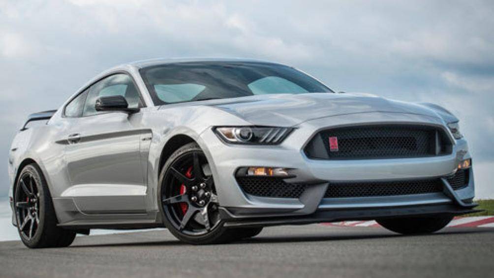 5. Ford Mustang Shelby GT350 2020 (giá khởi điểm: 59.140 USD, thời gian tăng tốc từ 0-96 km/h: 4 giây)