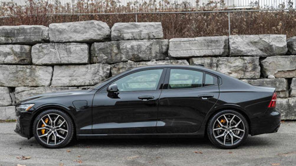 8. Volvo S60 T8 2020 (giá khởi điểm: 55.400 USD, thời gian tăng tốc từ 0-96 km/h: 4,3 giây)