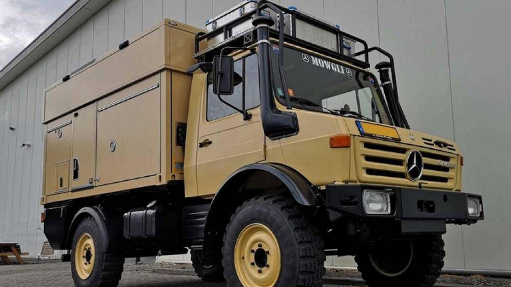 Công ty Bliss Mobil đã sử dụng một chiếc xe đầu kéo Unimog U1300 kết hợp với buồng cắm trại của mình để tạo ra một xe cắm trại với đầy đủ tiện nghi