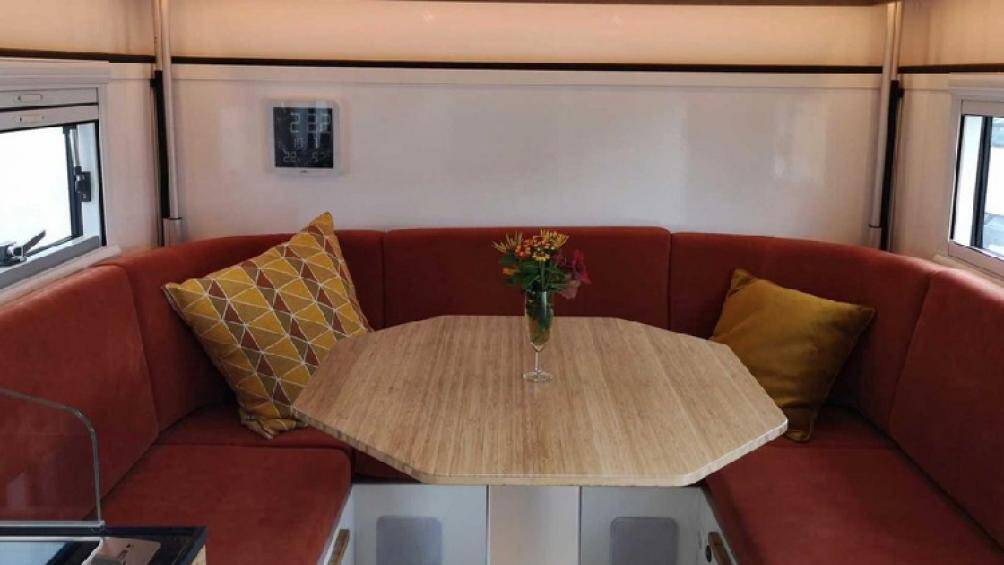 Bliss Mobil có kết hợp tính năng điều khiển điện tử với nút bấm vật chất làm dự phòng, xe còn có tới ba hệ thống sưởi ấm khác nhau