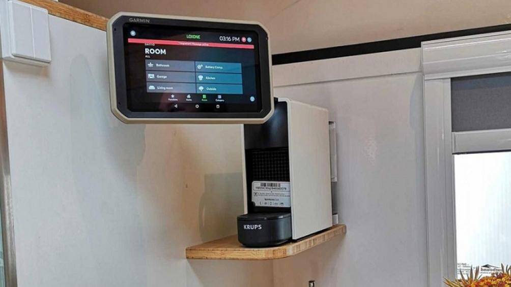 Cụ thể, không gian nội thất có kết nối điện thoại thông minh và một hệ thống điều hướng màn hình cảm ứng 7 inch với đầy đủ thông tin xe