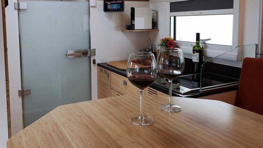 Gian bếp nhỏ bên cạnh khu vực ăn uống có bếp đôi, tủ lạnh và bồn rửa. Ngoài ra nó còn có phòng tắm ướt với vòi sen và nhà vệ sinh