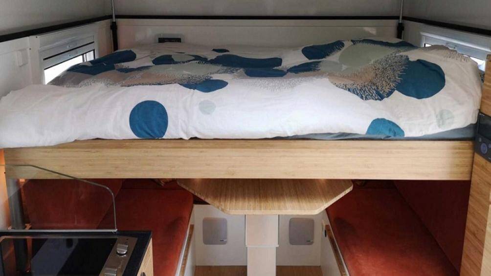 Ngoại trừ một giường lớn, Bliss Mobile đặt một chiếc giường nâng ở trên khu vực ăn tối, nó có thể chuyển đổi thành giường ngủ thứ hai, đủ chỗ cho 4 người nghỉ ngơi