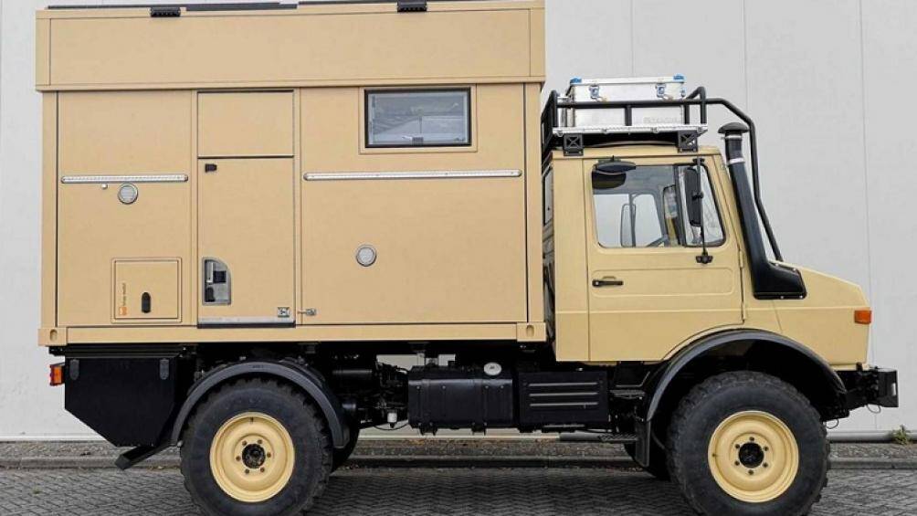 Toàn bộ cỗ máy – bao gồm cả chiếc Unimog và modun cắm trại – mang trọng lượng gần 7,5 tấn.
Giá xe Bliss Mobil từ 180.000 euro (trên 4,9 tỷ đồng)