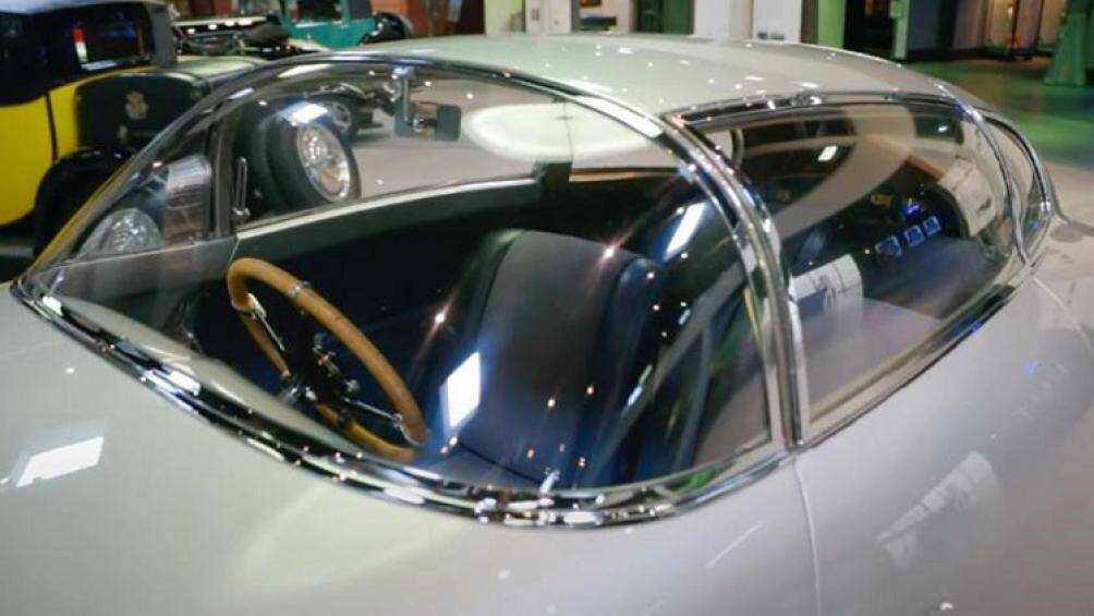 Tên đầy đủ của nó là Dubonnet Hispano-Suiza H6B Xenia, chiếc xe đặt tên theo người vợ sớm qua đời sau khi hai người kết hôn