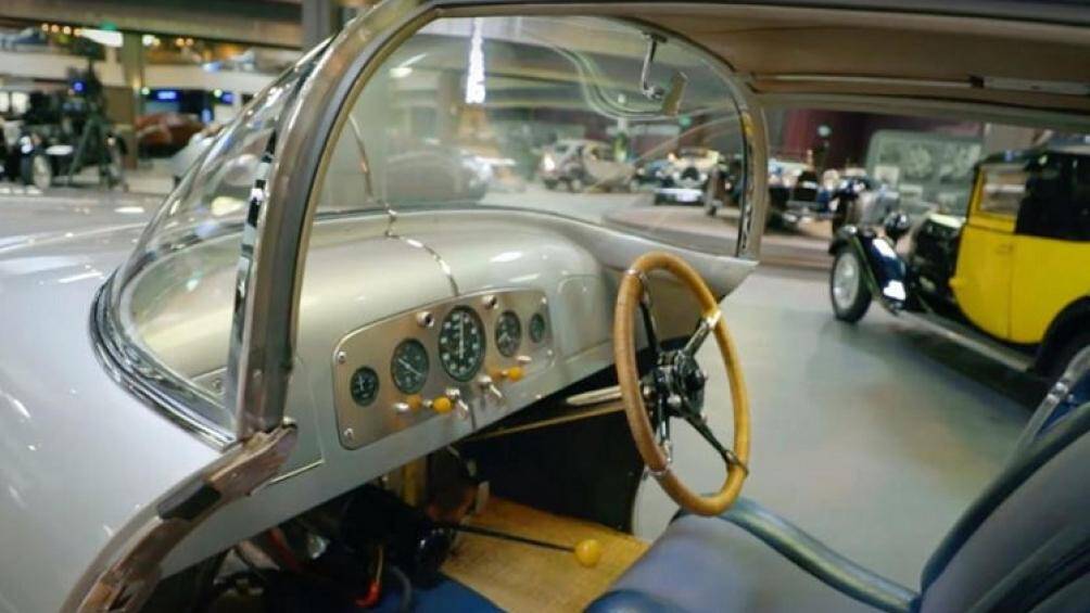 Các chi tiết trên xe khá giống một chiếc máy bay khi đều được hoàn thiện bằng kim loại, bảng đồng hồ tròn, và kính chắn gió bao quanh