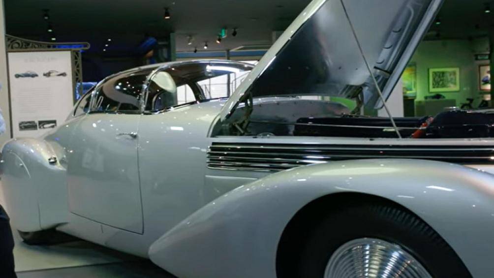 Ông là một tay đua và là một nhà sáng chế, qua đó lý giải tại sao ông đã độ khung gầm một chiếc Hispano-Suiza để tạo nên "Xenia"