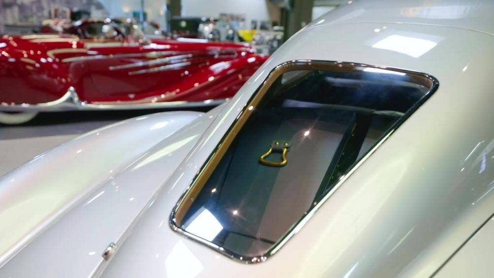 Thân vỏ trơn mượt cùng khối động cơ máy bay V12 sản sinh được 160 mã lực đã góp phần giúp xe đạt tốc độ tối đa khoảng 176 km/h