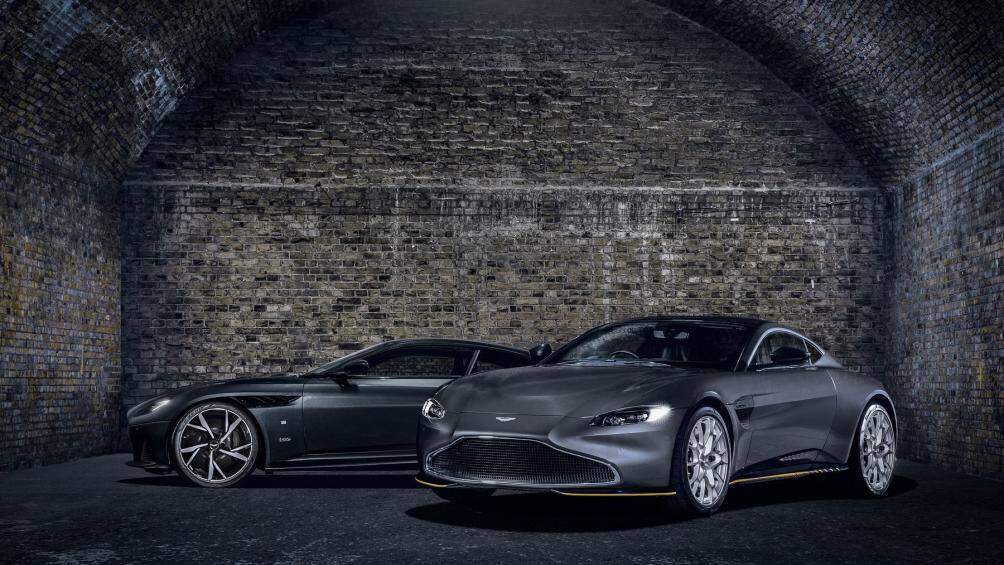 Aston Martin Vantage nổi bật với lưới tản nhiệt cỡ lớn, cùng đường sơn vàng phía dưới