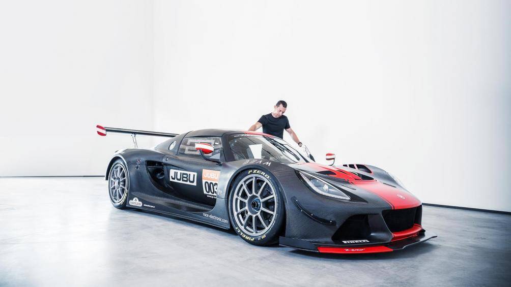 Một công ty tại Áo đã chế tạo một chiếc xe đua phân hạng GT2 có tên JP Zero với thân vỏ hoàn toàn bằng sợi carbon