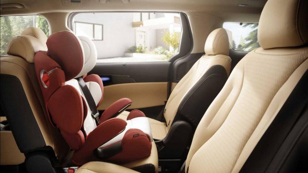 Hệ thống “Rear Passenger View & Talk” cho phép người ngồi trước có thể để mắt đến các hàng ghế sau thông qua một camera nhỏ hiển thị trên màn hình thông tin