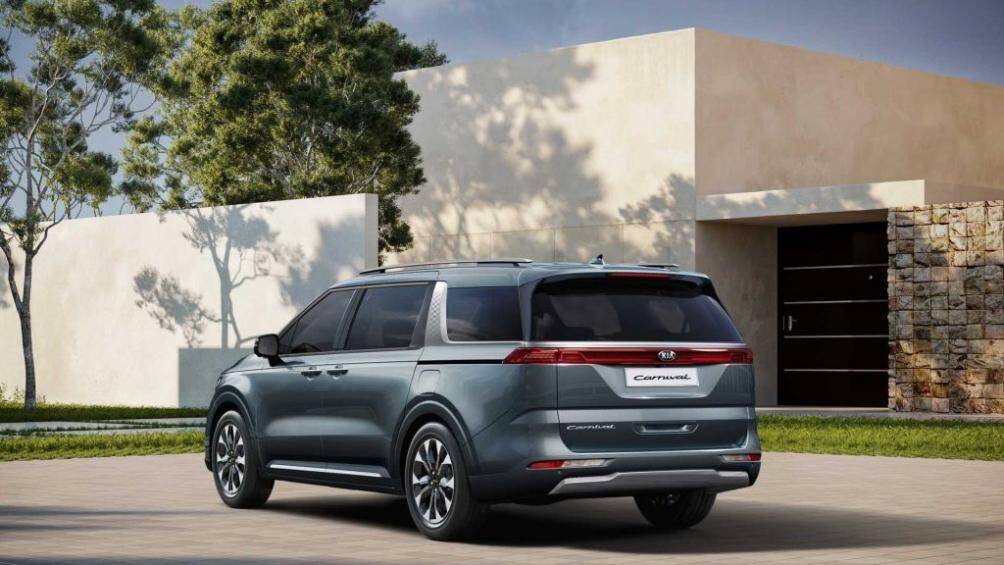 Ở thế hệ mới, chiếc Carnival dài hơn 40 mm tổng thể và 30 mm ở trục cơ sở, nhờ đó gia tăng sự rộng rãi bên trong