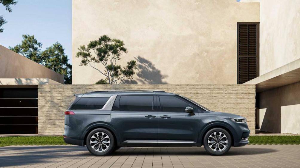 Sở hữu nền tảng hoàn toàn mới của Kia, chiếc MPV Carnival được coi là một chiếc xe đa dụng sang trọng với ngoại thất có thiết kế tinh tế, động cơ mạnh mẽ