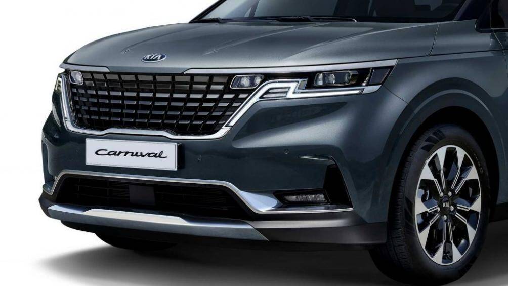 Bên ngoài, mẫu xe này vẫn được trang bị phần lưới tản nhiệt “mũi hổ” đặc trưng của Kia, kết hợp hoàn hảo với cụm đèn pha LED có thiết kế góc cạnh