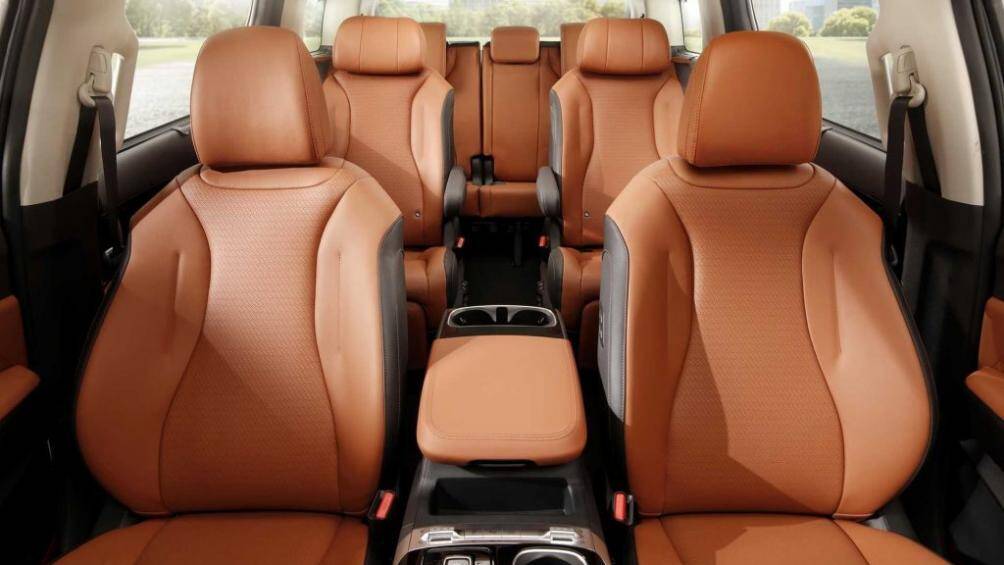 Cửa kéo phía sau và cửa cốp có thể được mở và đóng thông qua một nút bấm