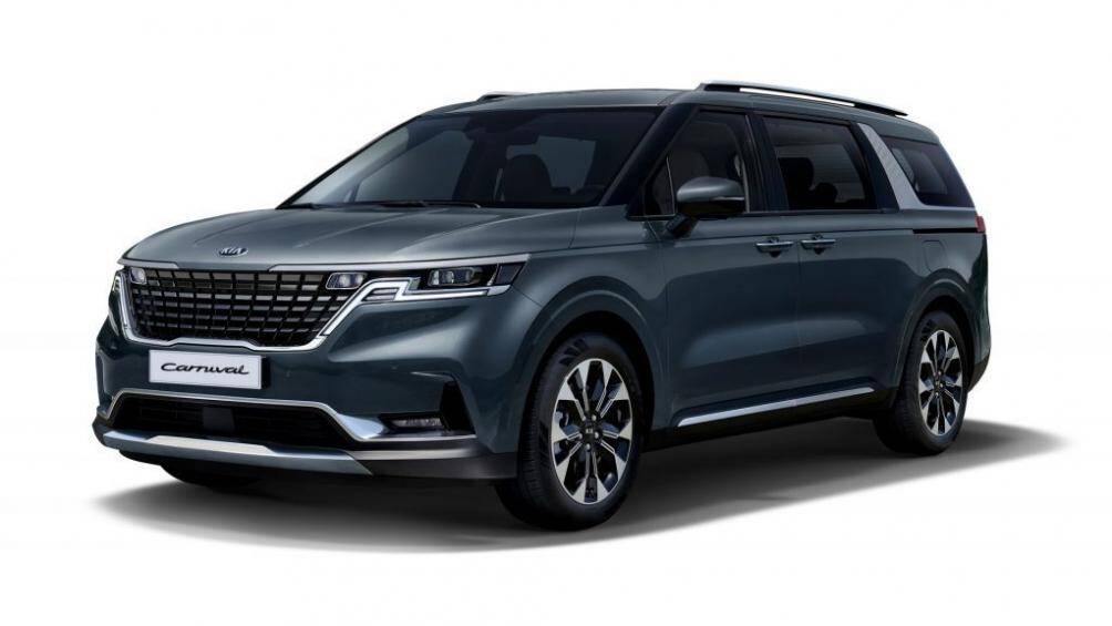 Phía dưới, cản trước được thiết kế lại với hốc hút gió thiết kế thấp, bao bọc bởi ốp viền kim loại sáng màu