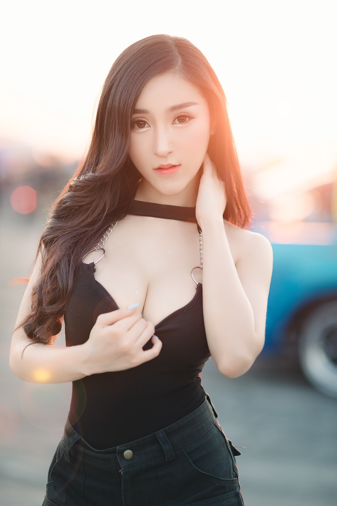 Khuôn mặt xinh đẹp cùng thân hình nóng bỏng giúp cho Wanatsanan Supattarasakda trở thành người mẫu xe hơi kiêm nội y hàng đầu Thái Lan