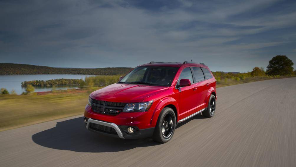 1. Dodge
Với hệ thống thông tin giải trí Uconnect trực quan của FCA, được trang bị trên hầu hết các mẫu xe như Challenger, Charger và Journey và đã được sản xuất trong một thời gian dài, Dodge đã dành ngôi vương  trong bảng xếp hạng IQS của J.D.Power