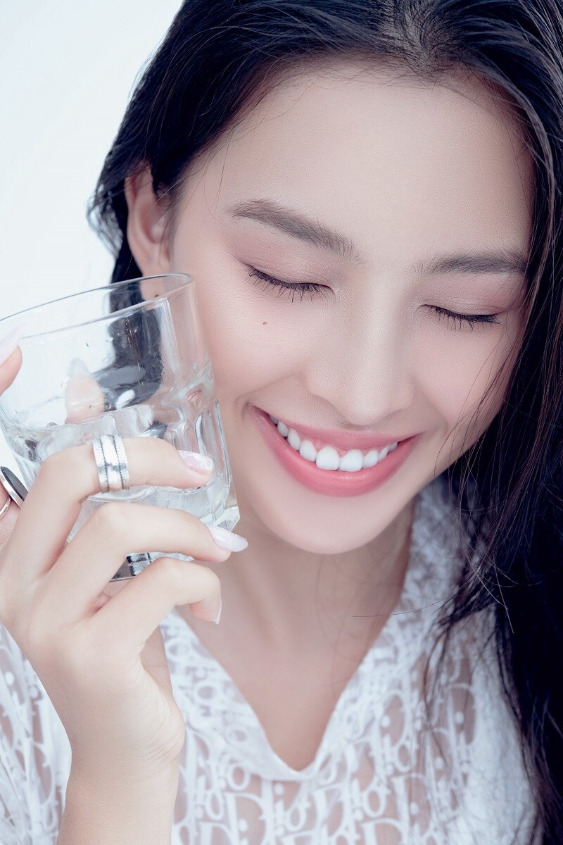 Đặc biệt, lần này có nhiều bức hình chụp cận mặt Tiểu Vy, để cô có thể phô ra những nét đẹp trên gương mặt mình