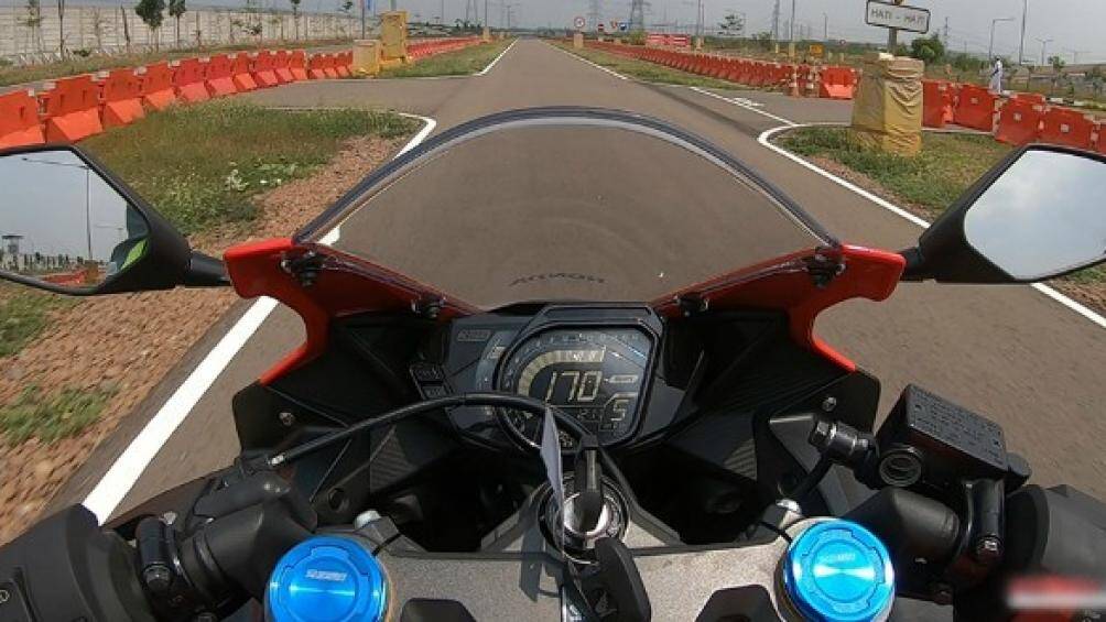 CBR250RR SP hoàn toàn có thể đạt vận tốc tối đa 170 km/h chỉ với hộp số 5 cấp trong trường hợp cung đường đua đủ dài