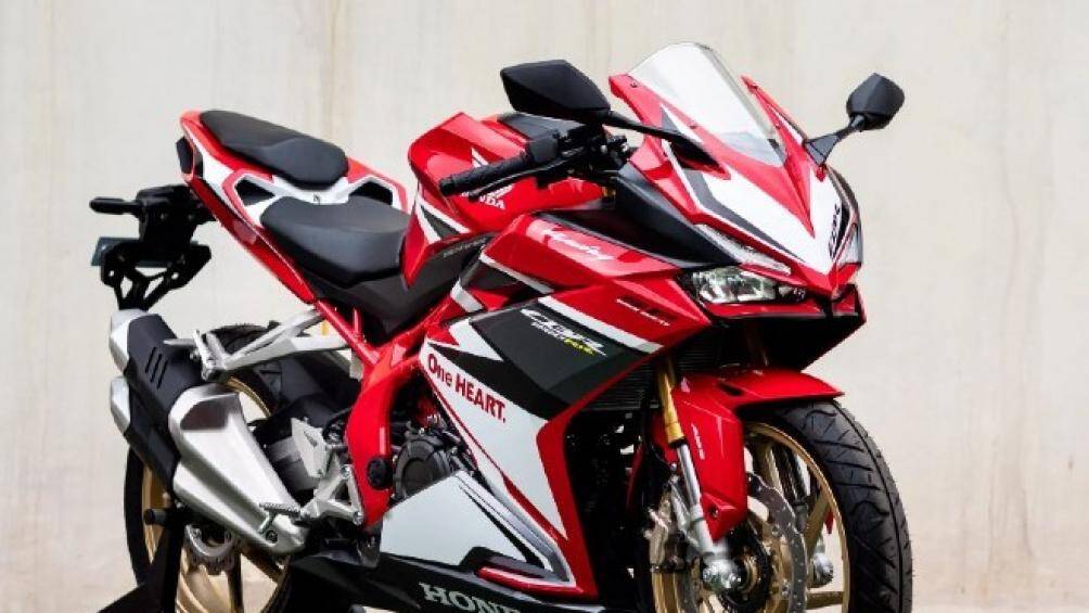 Hiện Honda CBR250RR SP 2021 có giá niêm yết tại thị trường Indonesia khởi điểm cho màu đỏ đua là 77,3 triệu IDR (khoảng 122 triệu đồng)