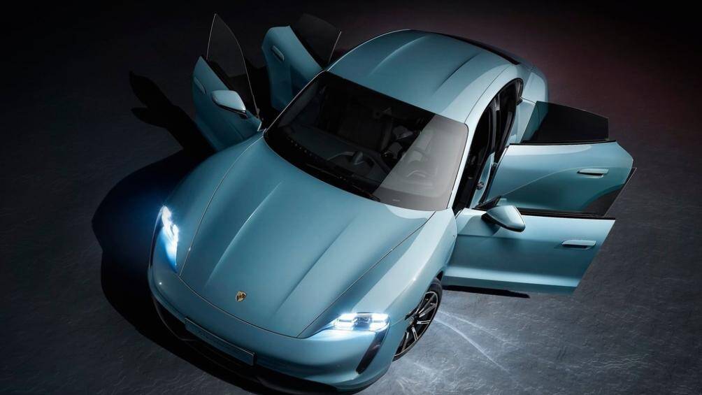 Cuối cùng, bảy màu ngoại thất mới đã được thêm vào bảng màu, cùng với đó là 5 tùy chọn nội thất mới và gói thiết kế thể thao carbon tùy chọn