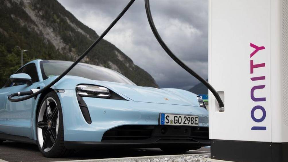 Mẫu xe này cũng sẽ được đơn giản hoá việc sạc tại các trạm công cộng. Kèm theo đó là công nghệ bảo quản pin, giúp kéo dài tuổi thọ sử dụng của Taycan