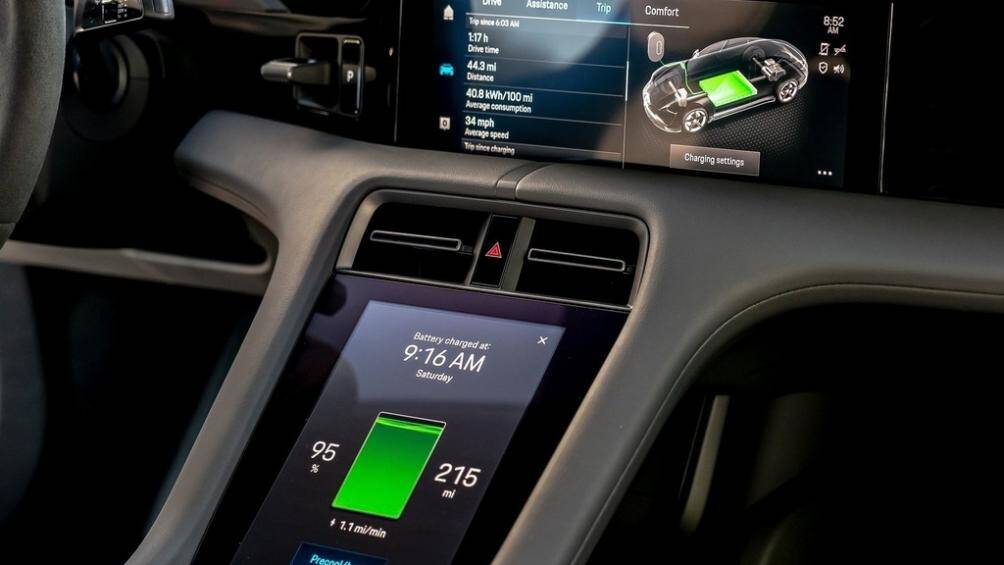 Màn hình hiển thị HUD (head-up display) dạng màu cũng được trang bị trên chiếc xe sedan chạy điện này