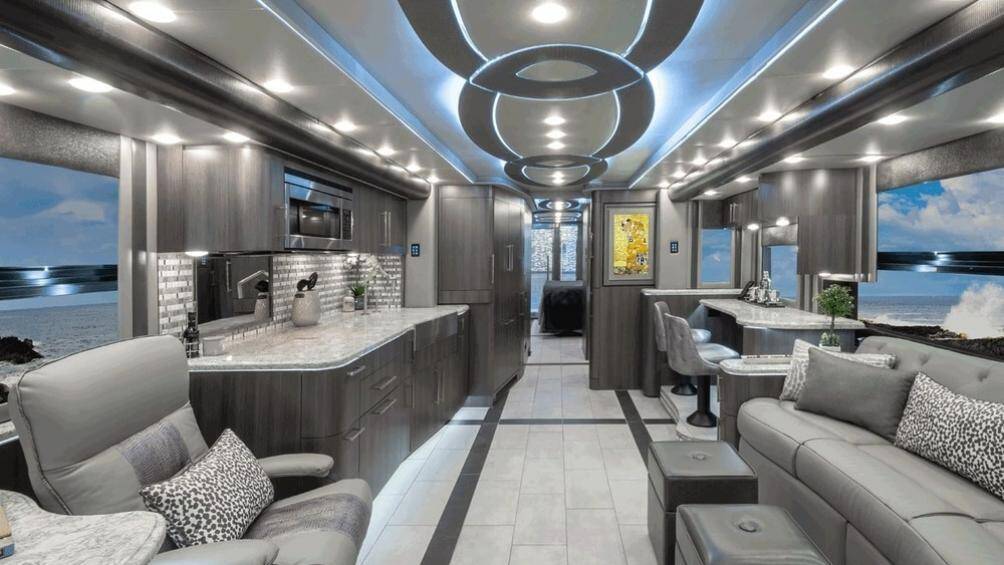 Mới đây họ lại cho ra mắt sản phẩm mới nhất của mình là một chiếc motorhome dạng xe buýt mới cực sang trọng mang tên Prevost H3-45 Emperor Sauna Suite (45ESS)