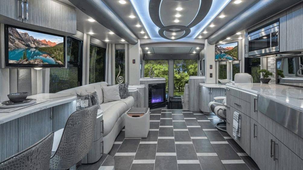 Cụ thể, nội thất xe có trang bị tới 5 chiếc TV, từ loại màn hình công Samsung QLED 4K kích thước 55 inch. Dàn đèn trần trang trí lung linh màu sắc