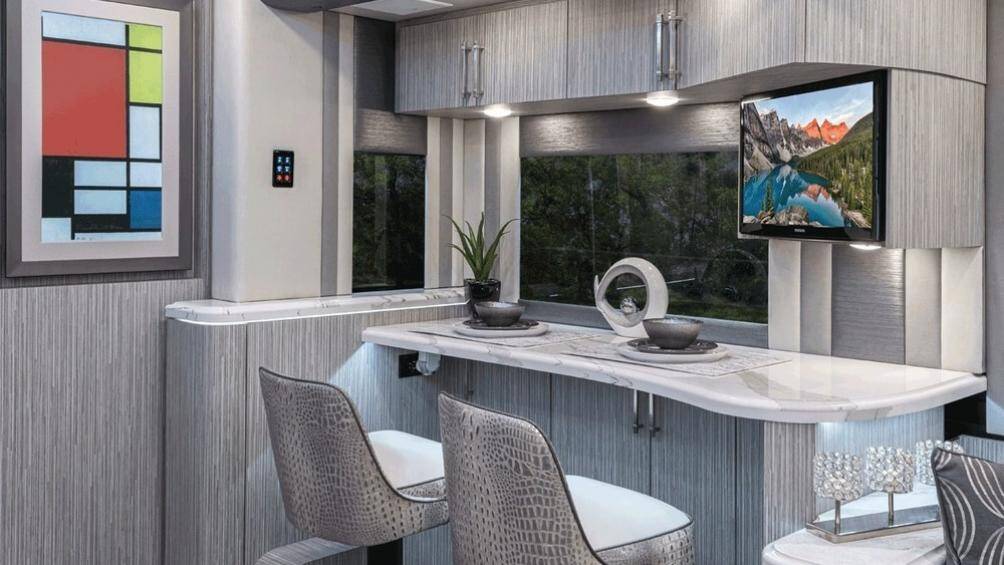 Hơn nữa bạn sẽ còn có lò sưởi Amantii và thậm chí hệ thống hiển thị tranh nghệ thuật Meural Digital Art Display