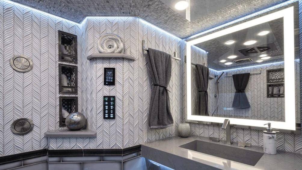 Xe còn được trang bị một nhà vệ sinh và một phòng tắm chính với nhiều trang thiết bị hiện đại như ghế sưởi ấm và thiết bị giữ ấm chân