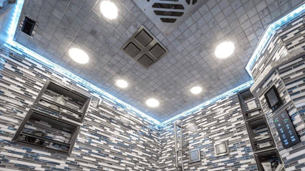 Không những có trang bị như một spa thu nhỏ, phòng tắm cũng có trang bị thêm các màn hình LED để người dùng giải trí