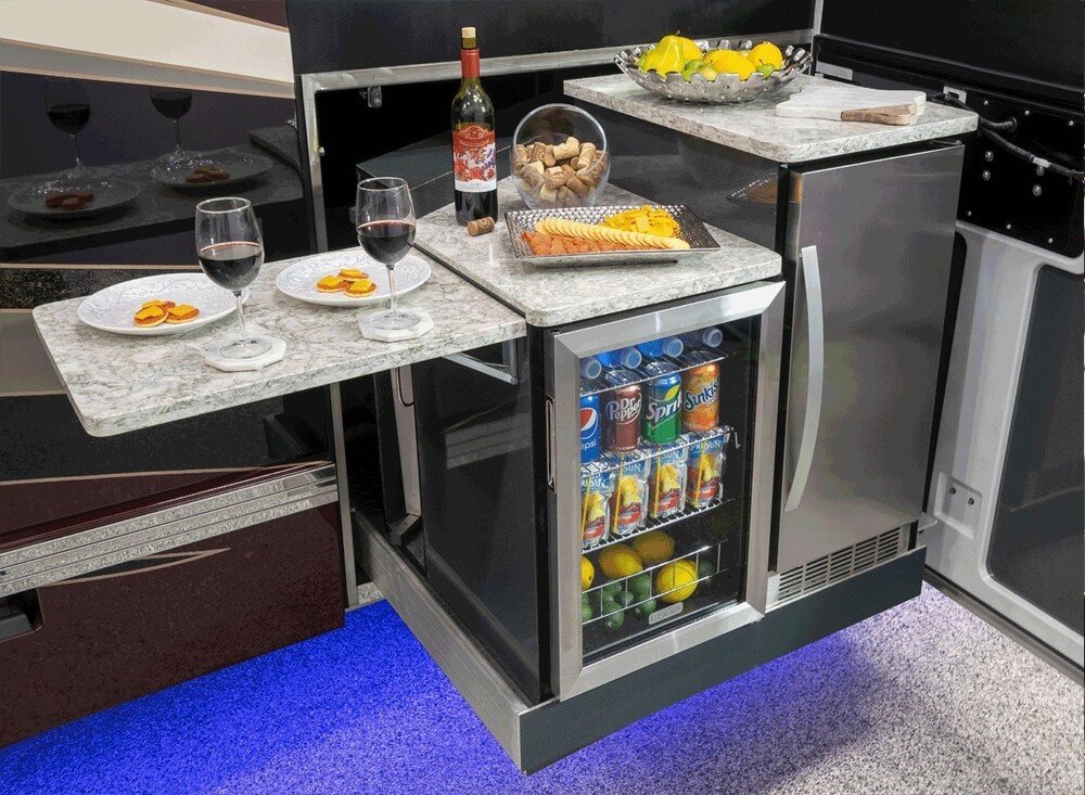 Mẫu motorhome này được trang bị đầy đủ thiết bị nhà bếp như hệ thống rửa bát, một tủ lạnh từ Fisher & Paykel, một lò vi sóng, một máy làm đá Edgestar...