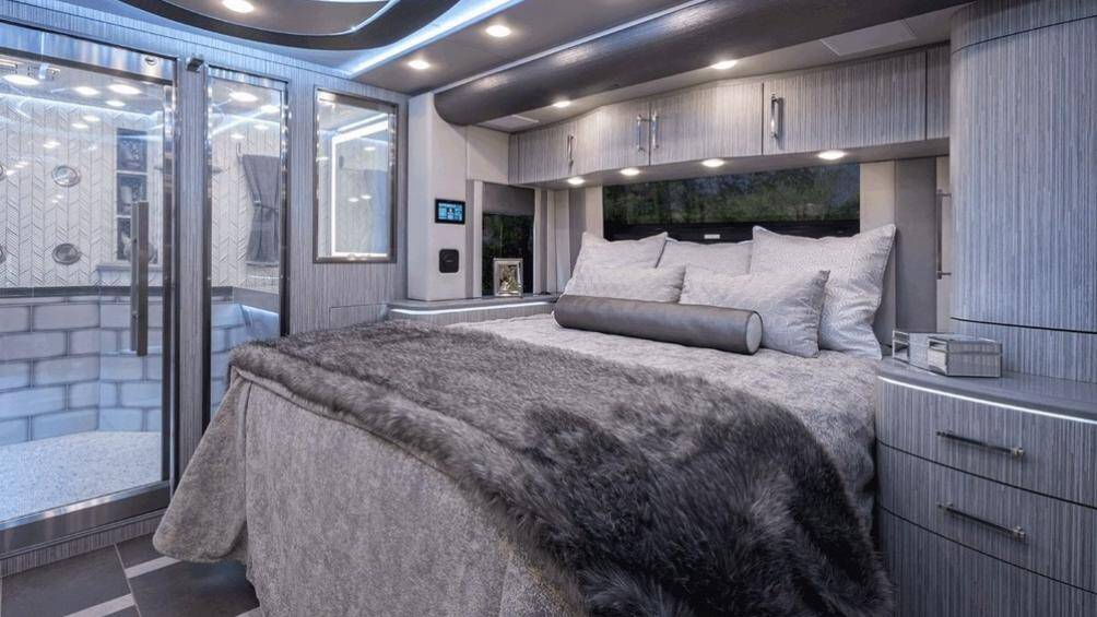 Cỗ máy dài 13,7 mét này có trang bị một động cơ Volvo D13 sản sinh 500 mã lực, phối hợp hộp số tự động 6 cấp Allison thế hệ 5