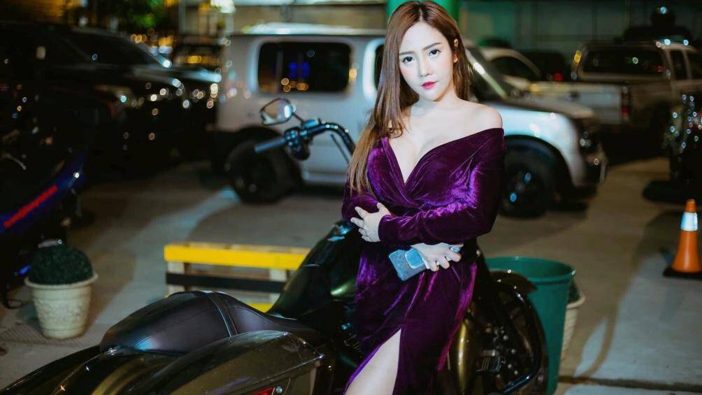 Người đẹp này được biết đến qua bức ảnh chụp lén khi đang bán hàng tại cửa hàng hải sản của mẹ