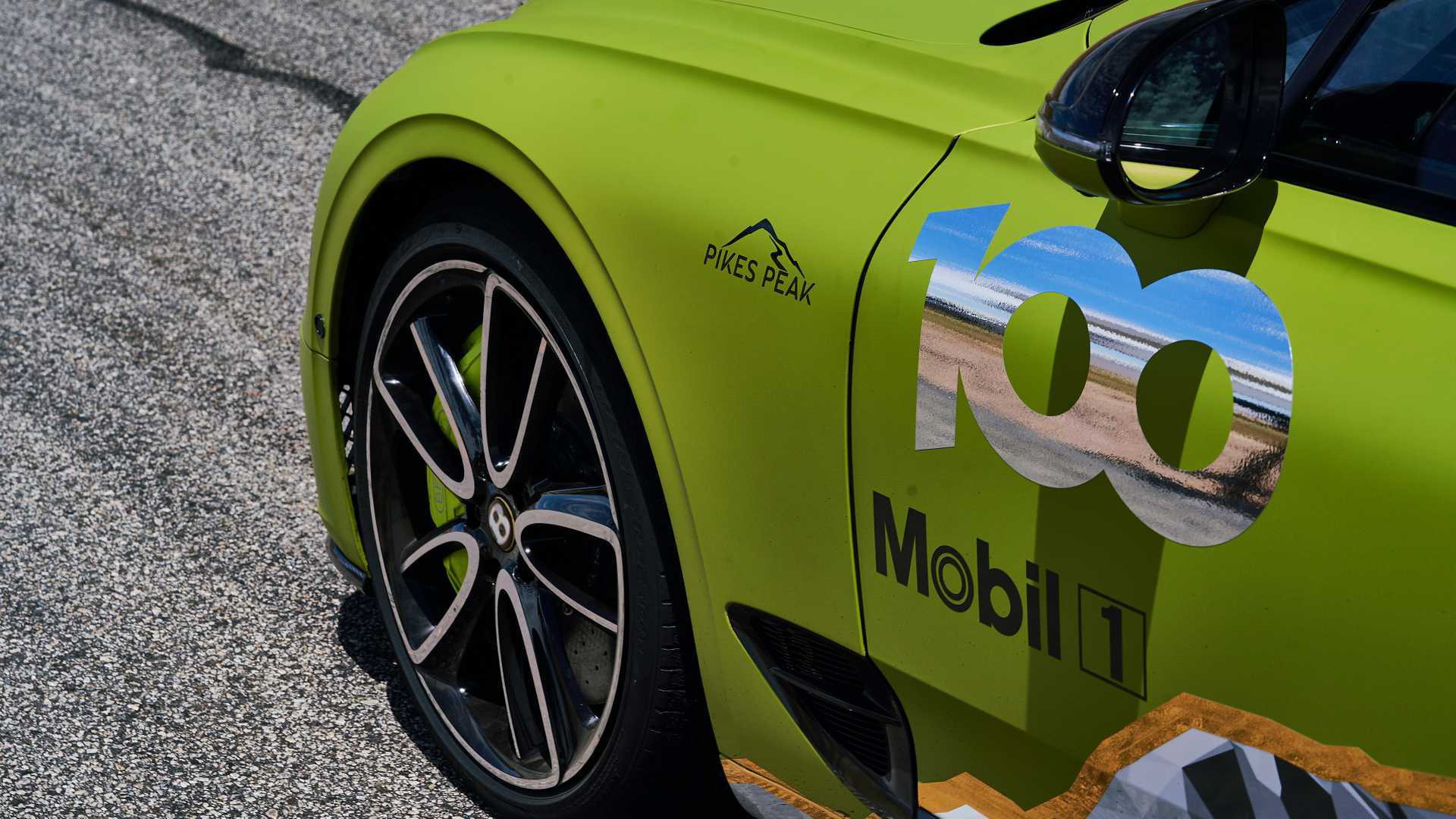 Vật liệu carbon cũng dễ dàng được tìm thấy ở táp-lô và ốp cửa xe