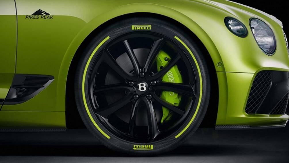 Xe sở hữu bộ mâm Mulliner 5 chấu kép 22 inch, lưới tản nhiệt được trang trí số 100 tượng trưng cho tuổi đời của Bentley