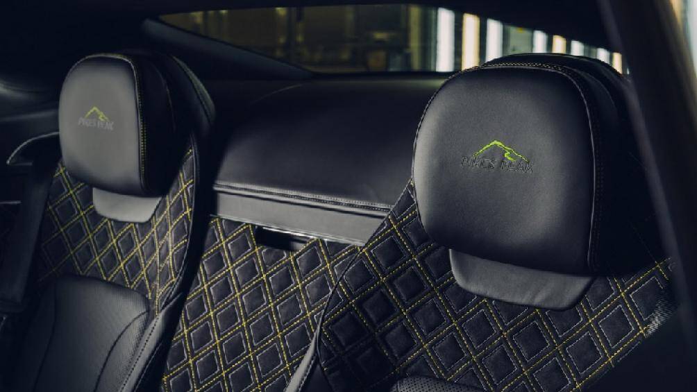 Khoang lái của Pikes Peak Continental GT nổi bật với chất liệu da Alcantara cùng những đường chỉ khâu màu xanh lá tương phản