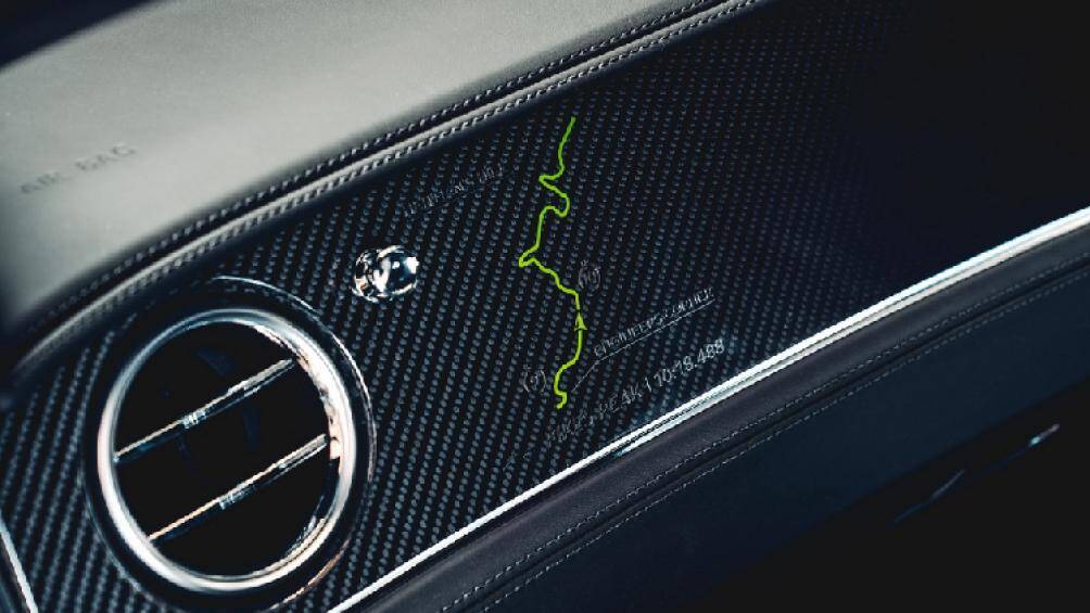 Sơ đồ đường đua Pikes Peak International Hill Climb được in trên khu vực táp-lô, phía dưới là thời gian hoàn thành cuộc đua của đội Bentley