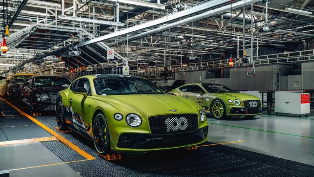 Một vài điểm nhấn nổi bật của phiên bản này như bộ lốp Pirelli với đường viền màu xanh lá, biểu tượng Pikes Peak 2 bên thân xe...