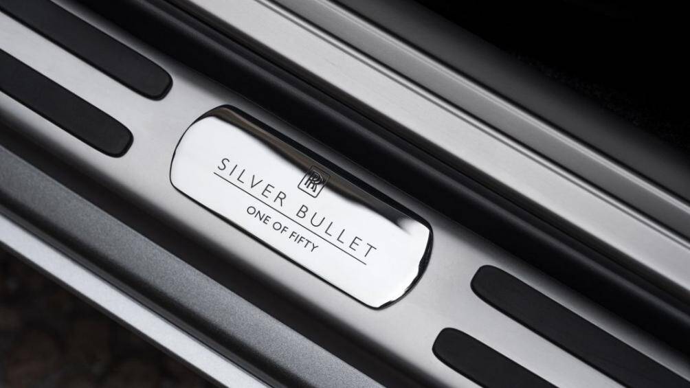 Trên bậc cửa, xe được đính một bảng nhỏ với tên phiên bản cũng như kí hiệu biểu trưng cho phiên bản giới hạn chỉ 50 chiếc được sản xuất