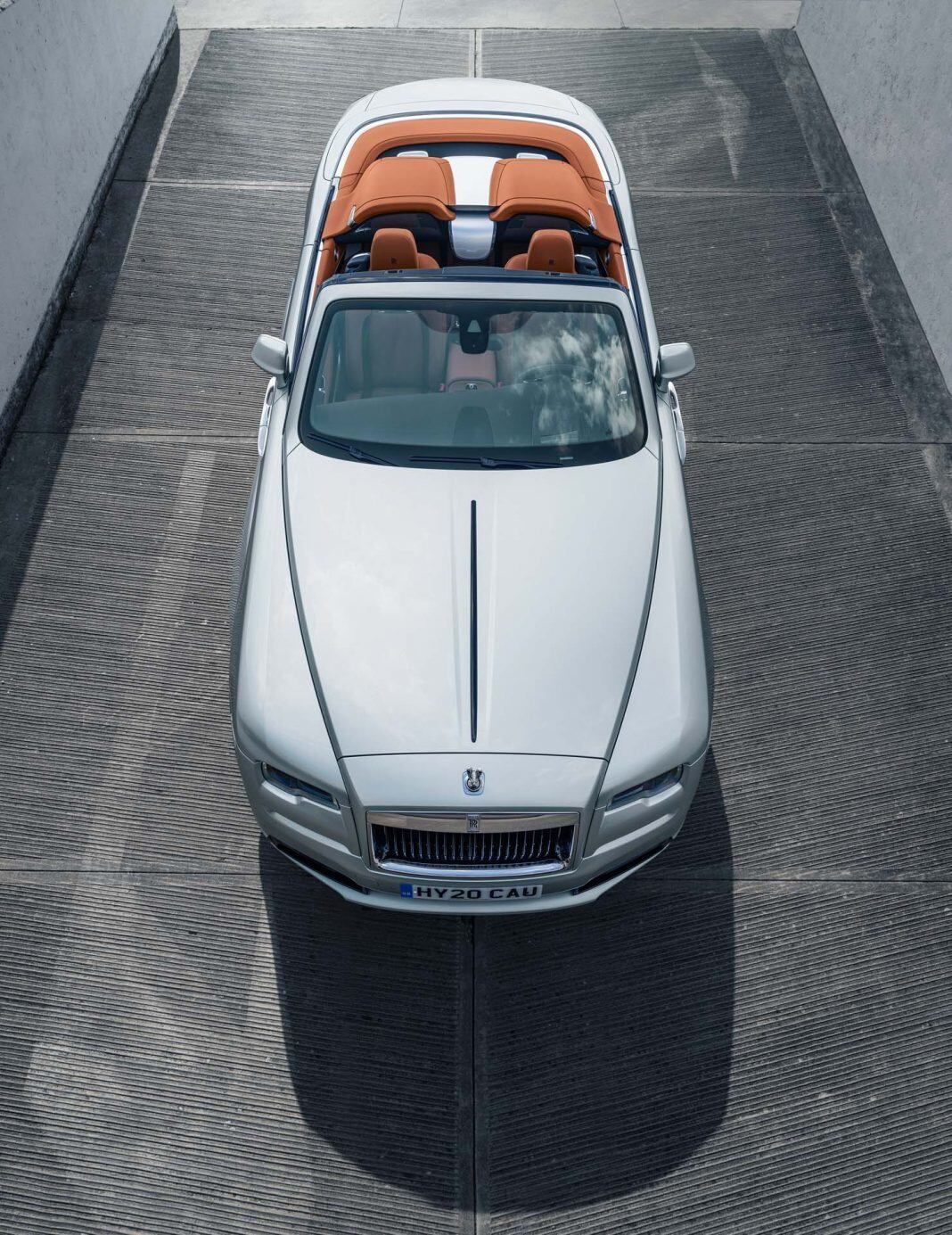 Ngoại thất của chiếc xe được sơn màu Bạc Brewster sang trọng, một số chi tiết ở cản trước của xe cũng được sơn màu tối